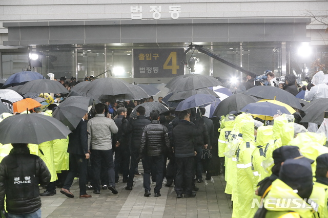 [서울=뉴시스] 최동준 기자 = 조국 전 법무부 장관이 26일 오전 서울 송파구 서울동부지방법원에 청와대 민정수석 시절 유재수 전 부산시 경제부시장에 대한 감찰을 무마한 혐의로 구속 전 피의자 심문(영장실질심사)을 받기 위해 출석하고 있다. 2019.12.26.  photocdj@newsis.com 