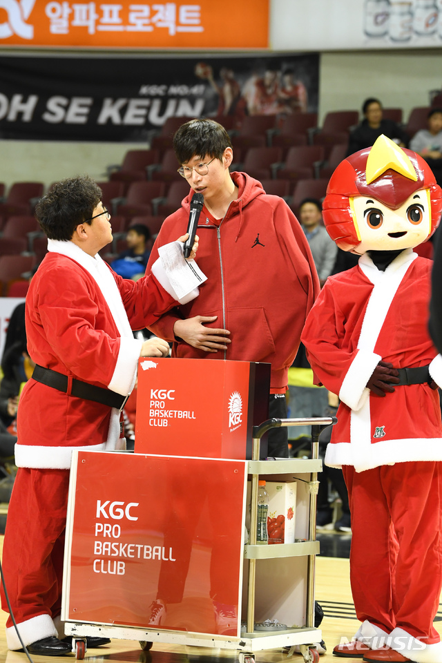 [서울=뉴시스] 프로농구 안양 KGC인삼공사의 오세근. (사진 = KBL 제공)