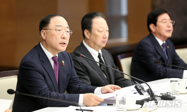 [서울=뉴시스]김선웅 기자 = 홍남기 경제부총리 겸 기획재정부 장관이 27일 오전 서울 중구 대한상공회의소에서 열린 '2020년 경제정책방향' 기업인 간담회에서 발언을 하고 있다. 2019.12.27. mangusta@newsis.com