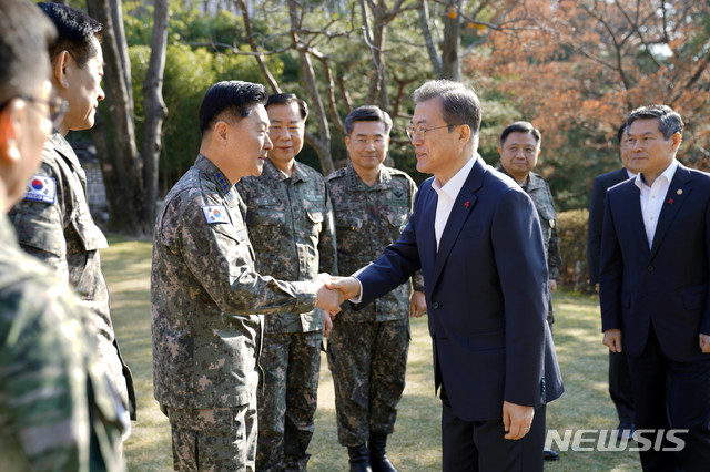 [서울=뉴시스] 박영태 기자 = 문재인 대통령이 27일 오후 청와대 상춘재에서 군 주요 직위자들과 오찬에 앞서 원인철 공군참모총장과 악수하고 있다. 이날 오찬에는 정경두 국방부 장관, 박한기 합동참모의장, 서욱 육군참모총장, 심승섭 해군참모총장, 원인철 공군참모총장, 최병혁 연합사 부사령관, 이승도 해병대사령관이 참석했다. (사진=청와대 제공) 2019.12.27. photo@newsis.com 