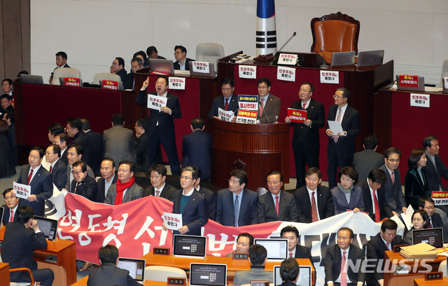 [서울=뉴시스] 이종철 기자 = 자유한국당 의원들이 공직선거법 개정안 통과를 막기 위해 27일 오후 서울 여의도 국회 본회의장 의장석을 포위하고 있다. 2019.12.27.jc4321@newsis.com