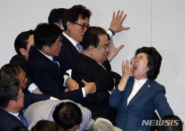 [서울=뉴시스] 고승민 기자 = 문희상 국회 의장이 27일 서울 여의도 국회에서 열린 제373회국회(임시회) 제1차 본회의에서 의장석으로 향하고 있다. 한국당 의원들이 그를 필사적으로 막고 있다. 2019.12.27.kkssmm99@newsis.com