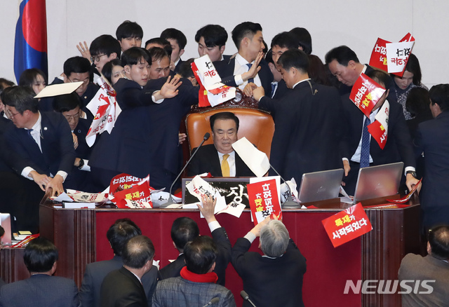 [서울=뉴시스] 고승민 기자 = 문희상 국회 의장이 27일 서울 여의도 국회에서 열린 제373회국회(임시회) 제1차 본회의에서 공직선거법 일부개정법률안을 표결 후 가결을 선포하자 자유한국당 의원들이 피켓을 문 의장에게 던지고 있다. 2019.12.27. kkssmm99@newsis.com