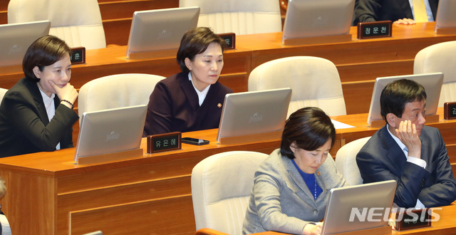 [서울=뉴시스] 김명원 기자 = 유은혜 사회부총리 겸 교육부장관(왼쪽부터 시계방향) 김현미 국토교통부 장관, 진영 행정안전부 장관, 박영선 중소벤처기업부 장관이 27일 오후 서울 여의도 국회에서 열린 제373회 국회 (임시회) 본회의에 참석해 상정된 법률안에 대해 의원자격으로 투표하고 있다. 2019.12.27. jc4321@newsis.com 