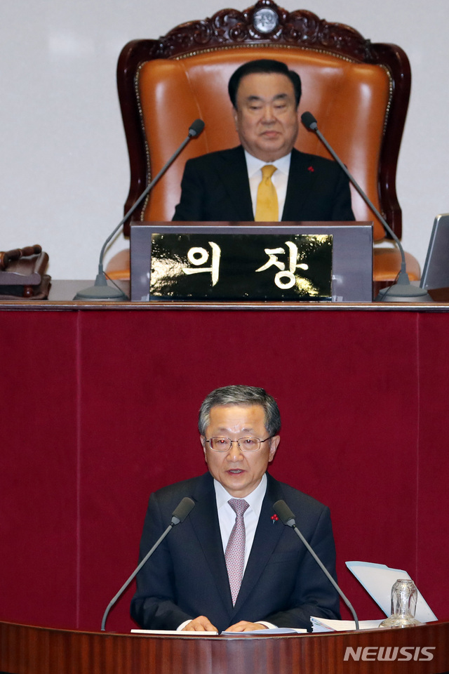 [서울=뉴시스] 이종철 기자 = 김재경 자유한국당 의원이 27일 밤 서울 여의도 국회 본회의장에서 공수처법에 대한 무제한 토론(필리버스터)을 하고 있다. 2019.12.27. jc4321@newsis.com