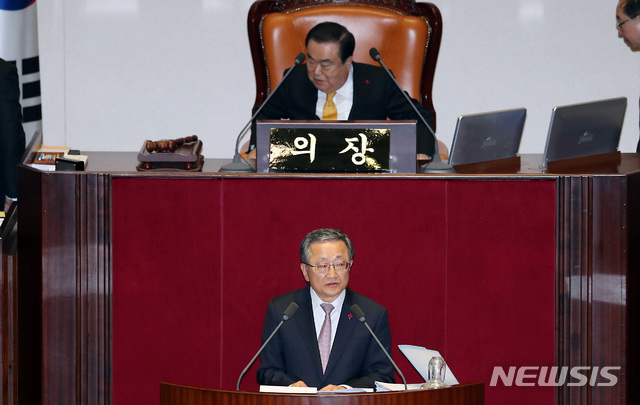 [서울=뉴시스] 이종철 기자 = 김재경 자유한국당 의원이 27일 밤 서울 여의도 국회 본회의장에서 공수처법에 대한 무제한 토론(필리버스터)을 하고 있다. 2019.12.27. jc4321@newsis.com