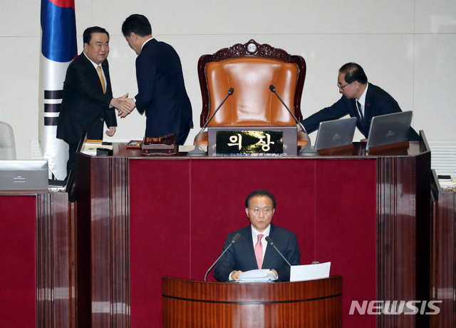 [서울=뉴시스] 이종철 기자 = 윤재옥 자유한국당 의원이 28일 새벽 서울 여의도 국회에서 '고위공직자범죄수사처(공수처) 법안'에 대한 필리버스터(무제한 토론)를 하는 동안 문희상 국회의장과 주승용 국회부의장이 교대를 하고 있다. 2019.12.28 jc4321@newsis.com