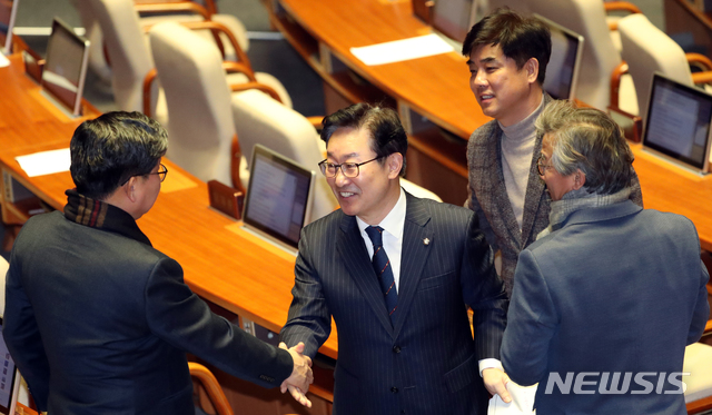 [서울=뉴시스]김명원 기자 =박범계 더불어민주당 의원이 28일 오전 서울 여의도 국회 본회의장에서 '고위공직자범죄수사처(공수처) 법안'에 대한 무제한 토론(필리버스터)을 마칙고 동료의원들과 인사를 하고 있다. 2019.12.28.kmx1105@newsis.com