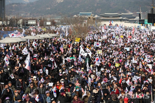 [서울=뉴시스]김선웅 기자 = 범국민투쟁본부와 보수 성향 기독교인들이 전광훈 목사에 대한 구속영장이 청구된 후 첫 번째 주말을 맞은 28일 오후 서울 종로구 광화문광장 일대에서 집회를 열고 문재인 정부를 규탄하고 있다. 2019.12.28. mangusta@newsis.com