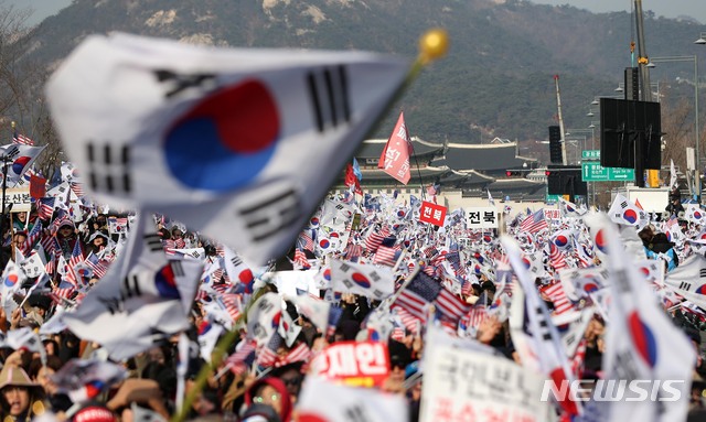 [서울=뉴시스]김선웅 기자 = 범국민투쟁본부와 보수 성향 기독교인들이 전광훈 목사에 대한 구속영장이 청구된 후 첫 번째 주말을 맞은 28일 오후 서울 종로구 광화문광장 일대에서 집회를 열고 문재인 정부를 규탄하고 있다. 2019.12.28. mangusta@newsis.com