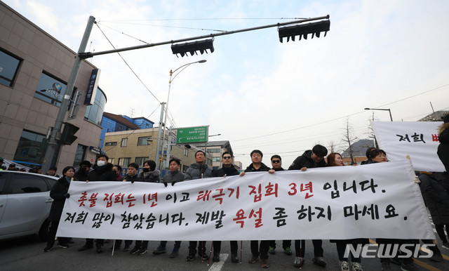 [서울=뉴시스]김선웅 기자 = 맹학교 학부모회와 청운효자동 인근 주민들이 28일 오후 서울 종로구 청운효자동 주민센터 인근에서 시각장애인 학습권 및 주민 안정권 확보를 촉구하는 집회를 하는 중 보수단체 행진을 막아 서며 집회 및 행진 중단을 촉구하고 있다. 2019.12.28. mangusta@newsis.com