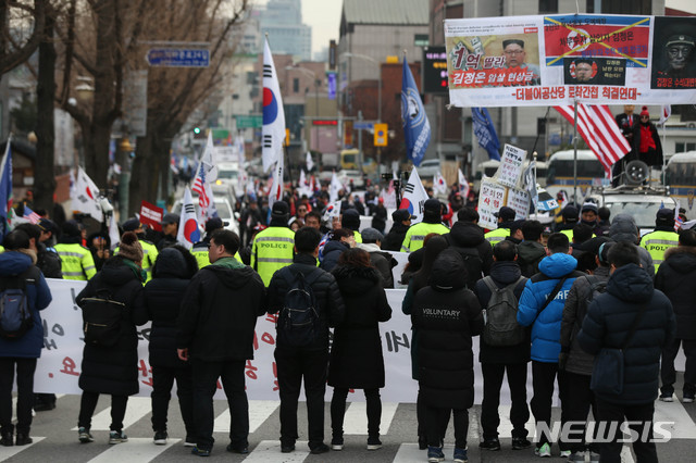 [서울=뉴시스]김선웅 기자 = 맹학교 학부모회와 청운효자동 인근 주민들이 28일 오후 서울 종로구 청운효자동 주민센터 인근에서 시각장애인 학습권 및 주민 안정권 확보를 촉구하는 집회를 하는 중 보수단체 행진을 막아 서며 집회 및 행진 중단을 촉구하고 있다. 2019.12.28. mangusta@newsis.com