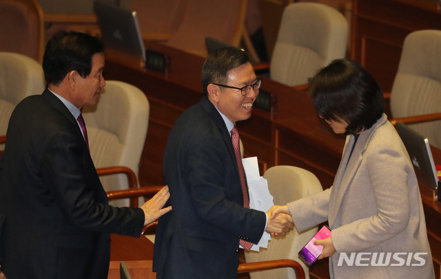 [서울=뉴시스]김명원 기자 = 자유한국당 정태옥 의원이 28일 오후 서울 여의도 국회 본회의장에서 '고위공직자범죄수사처(공수처) 법안'에 대한 무제한 토론(필리버스터)을 마치고 의원들과 악수하고 있다. 2019.12.28 .  kmx1105@newsis.com 