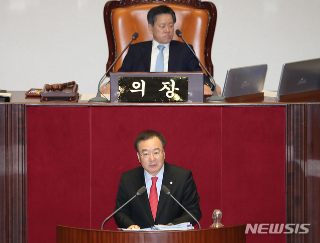 [서울=뉴시스]김명원 기자 = 강효상 자유한국당 의원이 28일 오후 서울 여의도 국회 본회의장에서 '고위공직자범죄수사처(공수처) 법안'에 대한 무제한 토론(필리버스터)을 하고 있다. 2019.12.28.  kmx1105@newsis.com 