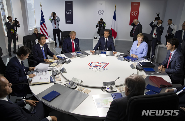  [비아리츠=AP/뉴시스] 주요 7개국(G7) 정상들이 16일 오후 11시 화상회의를 열고 신종 코로나바이러스 감염증(코로나19) 대책을 논의한다. 사진은 지난해 8월 프랑스 비아리츠에 모인 G7 정상들의 모습. 2020.3.16. 