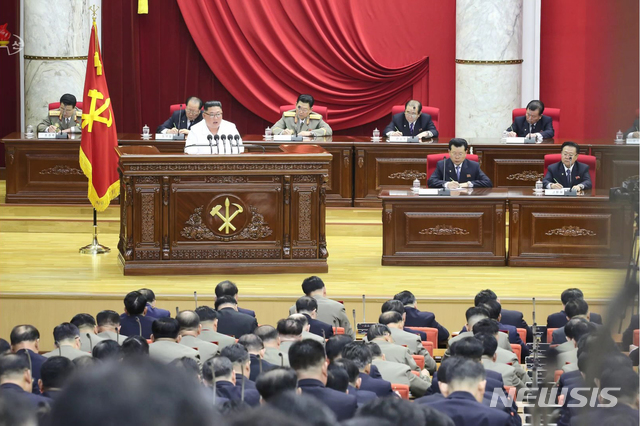 [서울=뉴시스]북한 조선중앙TV는 "온 나라 전체 당원들과 근로자들, 인민군장병들의 커다란 관심과 기대속에 조선로동당 중앙위원회 제7기 제5차 전원회의가 29일에 계속 진행됐다"고 30일 보도했다. (사진=조선중앙TV 캡처) 2019.12.30. photo@newsis.com