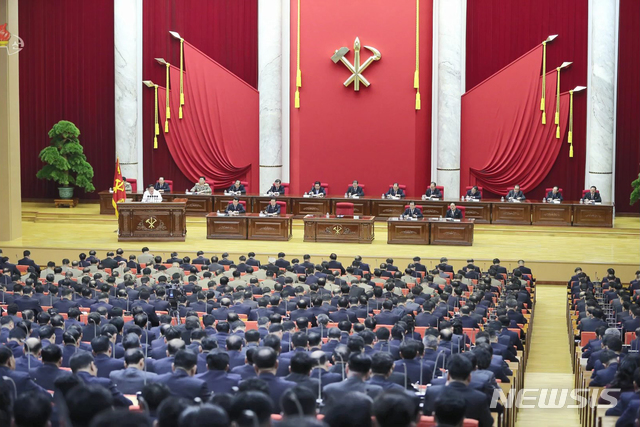 [서울=뉴시스]북한 조선중앙TV는 "온 나라 전체 당원들과 근로자들, 인민군장병들의 커다란 관심과 기대속에 조선로동당 중앙위원회 제7기 제5차 전원회의가 29일에 계속 진행됐다"고 30일 보도했다. (사진=조선중앙TV 캡처) 2019.12.30. photo@newsis.com