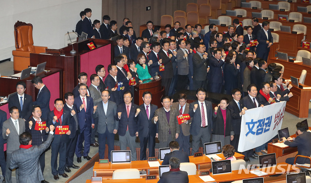 [서울=뉴시스] 이종철 기자 = 자유한국당 의원들이 30일 오후 서울 여의도 국회 본회의장 의장석을 포위하고 공수처법 반대 구호를 외치고 있다. 2019.12.30. jc4321@newsis.com 