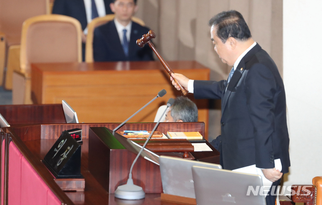 [서울=뉴시스]김명원 기자 = 문희상 국회의장이 30일 오후 서울 여의도 국회 본회의장에서 '고위공직자범죄수사처 설치법안(일명 공수처법)'에 대해 가결하고 있다. 2019.12.30. kmx1105@newsis.com