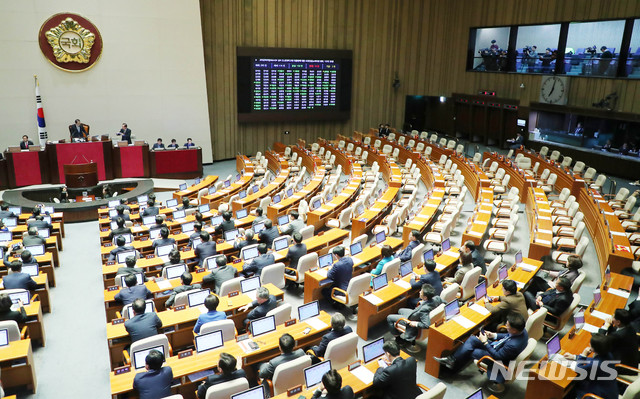 [서울=뉴시스] 장세영 기자 = 고위공직자범죄수사처(공수처) 법안이 30일 서울 여의도 국회에서 열린 제374회 국회(임시회) 제1차 본회의에 상정되어 재석:176 찬성:159 반대:14 기권3 으로 가결되고 있다. 2019.12.30. photothink@newsis.com