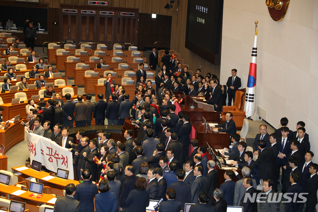 [서울=뉴시스]김명원 기자 = 문희상 국회의장이 30일 오후 서울 여의도 국회 본회의장에서 '고위공직자범죄수사처 설치법안(일명 공수처법)' 및 표결 방법에 대한 자유한국당의 반대에도 회의를 진행하고 있다. 2019.12.30. kmx1105@newsis.com