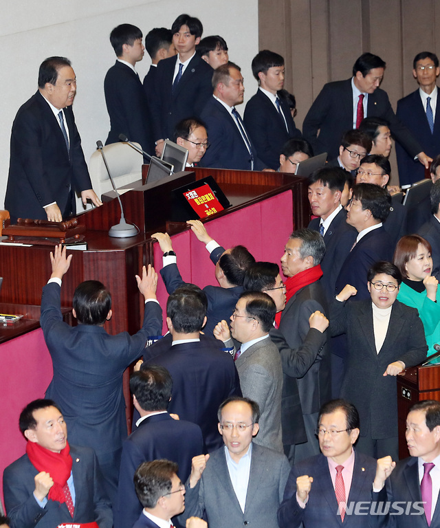 [서울=뉴시스] 이종철 기자 = 문희상 국회의장이 자유한국당 의원들의 강한 반발에도 불구하고 30일 오후 서울 여의도 국회 본회의장에서 회의를 진행하고 있다. 2019.12.30. jc4321@newsis.com