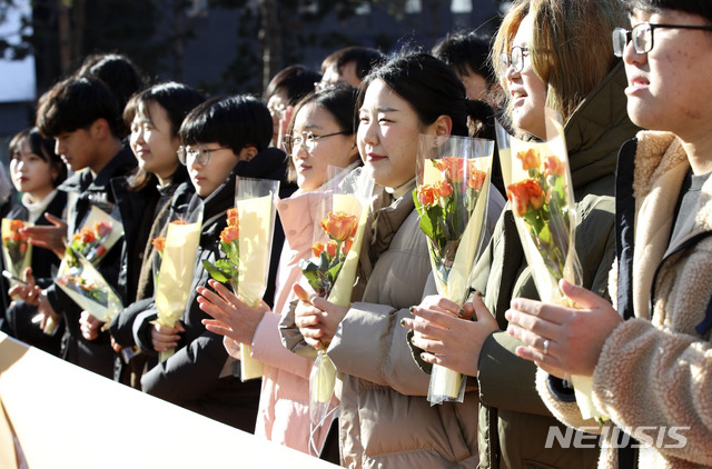 [서울=뉴시스] 고범준 기자 = 촛불청소년인권법제정연대 회원들이 31일 오후 서울 영등포구 국회의사당역 3번출구 앞에서 열린 '만 18세 선거권 쟁취를 자축하고 청소년 참정권의 다음 발걸음을 내딛는 송년 기자회견'에서 꽃을 들고 있다. 2019.12.31. bjko@newsis.com