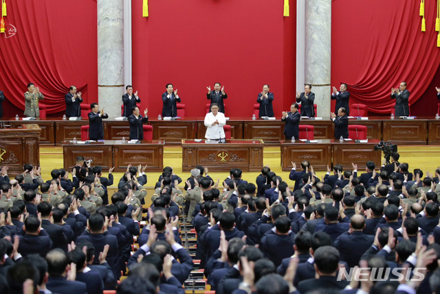 [서울=뉴시스] 북한 조선중앙TV는 조선로동당 중앙위원회 제7기 제5차 전원회의 3일회의가 30일에 계속 진행 되었다고 31일 보도했다. 조선로동당 김정은 위원장이 1일회의, 2일회의에 이어 보고를 계속했다고 방송했다. 2019.12.31. (사진=조선중앙TV 캡쳐)  photo@newsis.com 