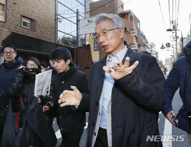 [도쿄=AP/뉴시스]31일 카를로스 곤 전 닛산 회장의 변호인인 히로나카 준이치로 변호사가 도쿄 자신의 사무실로 향하며 기자들에게 발언하고 있다. 개인 비리 혐의로 일본 검찰에 기소돼 출국 금지 상태였던 곤 회장이 돌연 레바논으로 출국해 성명을 통해 "나는 정의로부터 도망친 것이 아니라 부당함과 정치적 박해를 피하고자 일본을 떠난 것"이라고 말했다. 일본 정부는 곤 전 회장이 출국한 사실을 외신 보도 후에 알게 되면서 그제야 진상 조사에 나선 것으로 알려졌다. 2019.12.31.  