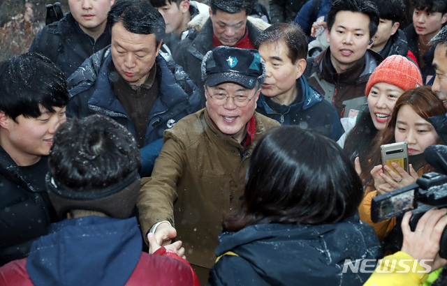 [서울=뉴시스]박영태 기자 = 문재인 대통령이 1일 오전 서울 아차산에서 2019년을 빛낸 의인들과 함께 신년 해맞이 산행을 하며 시민들과 인사를 나누고 있다. 2020.01.01.since1999@newsis.com