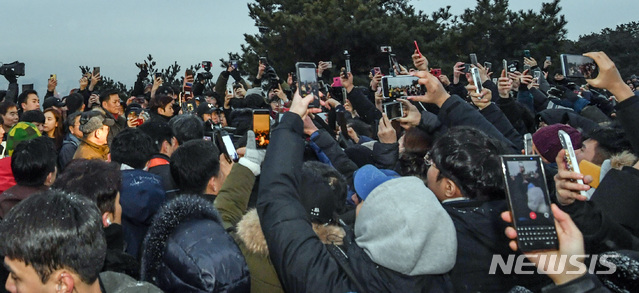 [서울=뉴시스]박영태 기자 = 문재인 대통령이 1일 오전 서울 아차산에서 2019년을 빛낸 의인들과 함께 신년 해맞이 산행 중 시민들에게 인사말을 하고 있다. 2020.01.01.since1999@newsis.com