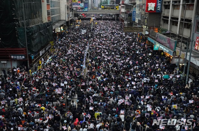 [홍콩=AP/뉴시스]새해 첫날인 1일 홍콩 시내에서 대규모 민주화 요구 시위가 벌어지고 있다. 2020.01.01