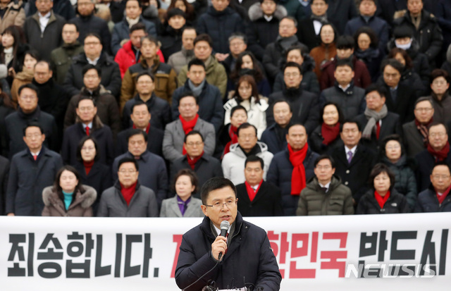 [서울=뉴시스] 이종철 기자 = 황교안 자유한국당 대표가 2일 오전 서울 여의도 국회 본청 계단 앞에서 새해 국민들께 드리는 인사말을 하고 있다. 2020.01.02.jc4321@newsis.com