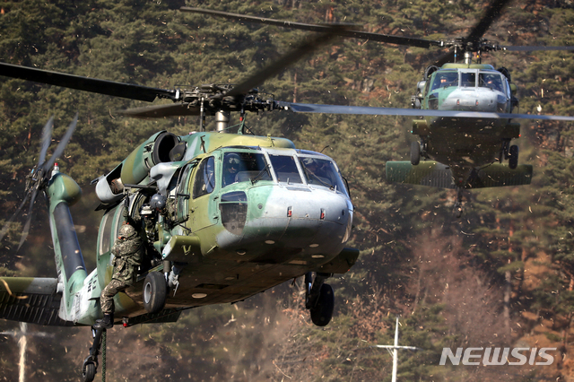 [양양=뉴시스] 김경목 기자 = 육군 제8군단 특공대 장병들이 2일 오후 강원 양양군 일대에서 UH-60 헬기를 타고 작전 지역으로 투입되는 로프 강하 훈련을 하고 있다. 육군 8군단 8특공대대(대대장 류희수 중령)는 경자년 새해 첫 훈련을 언론에 공개했다. 2020.01.02.  photo31＠newsis.com