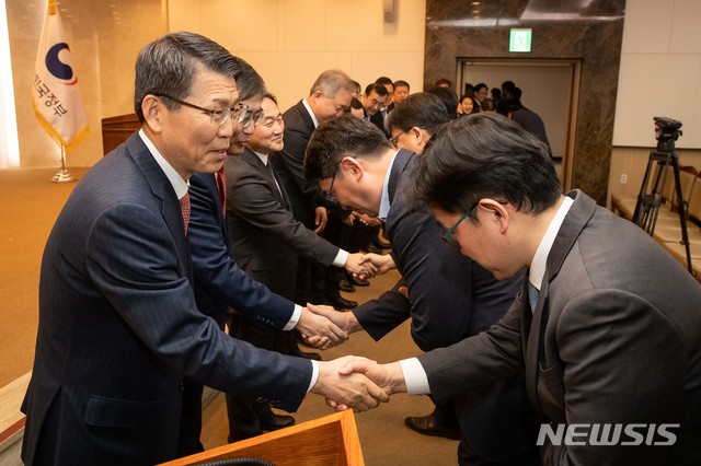 [서울=뉴시스]은성수 금융위원장이 2일 서울 종로구 정부서울청사 대회의실에서 열린 2020년 금융위원회 시무식에서 직원들과 신년인사를 하고 있다. (사진=금융위원회 제공) 2020.01.02.  photo@newsis.com