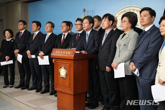 [서울=뉴시스]김명원 기자 = 새로운보수당 유승민 인재영입위원장과 하태경 창단준비위원장 및 정병국·이혜훈·오신환·유의동·하태경·정운천·지상욱 의원 등이 3일 오전 서울 여의도 국회 정론관에서 신당 창당및 바른미래당 탈당관련 기자회견을 하고 있다. 이날 회견에는 의원 8명과 바른정당계인 권은희·이준석 전 최고위원, 구상찬·정문헌·진수희·이종훈 전 의원 등도 참석했다. 2020.01.03.  kmx1105@newsis.com 