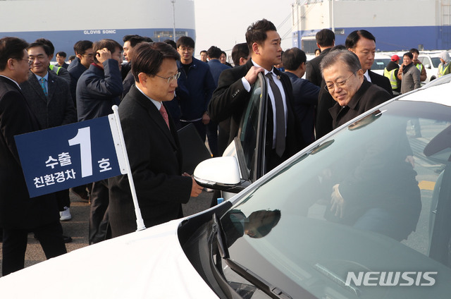 [평택=뉴시스]배훈식 기자 = 문재인 대통령이 3일 오전 경기 평택시 평택항에서 올해 첫 친환경차 수출 1호 니로 차량에 탑승하고 있다.2020.01.03.   dahora83@newsis.com