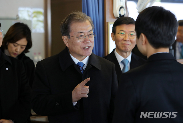 [평택=뉴시스]배훈식 기자 = 문재인 대통령이 3일 오전 경기 평택시 평택항 자동차 운반선에 올라 최인모 선장에게 자동차 선적 등에 대한 질문을 하고 있다. 2020.01.03.  dahora83@newsis.com