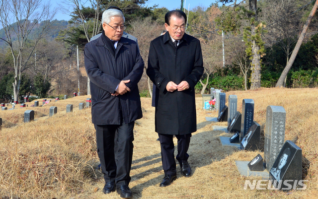 [광주=뉴시스]변재훈 기자 = 5·18진상규명조사위원회 송선태 위원장(사진 왼쪽)이 3일 오후 광주 북구 망월동 민족민주열사묘역(5·18 옛 묘역)에서 김후식 5·18부상자회장의 안내를 받아 묘역을 둘러보고 있다. 이날 광주를 방문한 조사위원회 위원들은 이어 국립5·18민주묘지를 참배한 뒤 위원회 출범선언문을 발표한다. 2020.01.03. wisdom21@newsis.com