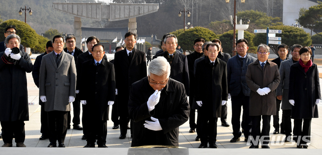 [광주=뉴시스] 신대희 기자 = 5·18민주화운동 진상규명조사위원회가 3일 오후 광주 북구 운정동 5·18 국립민주묘지에서 참배를 하고 있다. 진상조사위는 특별법 시행 1년3개월만인 이날 출범을 공식 선언했다. 2020.01.03. sdhdream@newsis.com 