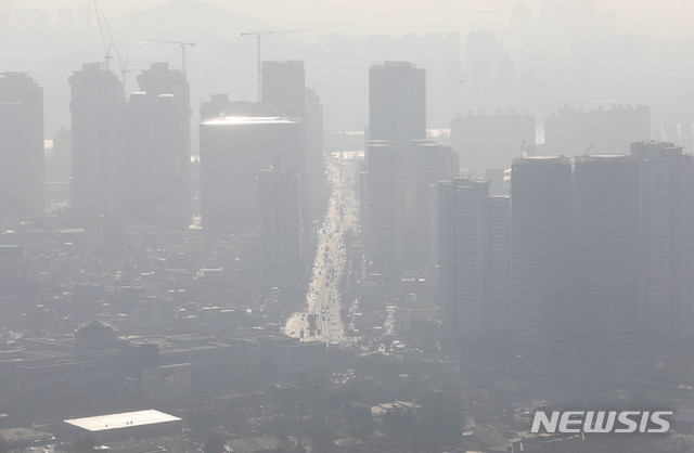 [서울=뉴시스] 박민석 기자 = 서울 초미세먼지 수치가 '나쁨' 수준을 보이고 있는 3일 오후 서울 중구 남산 전망대에서 바라본 서울 시내가 뿌옇게 보이고 있다. 2020.01.03. mspark@newsis.com