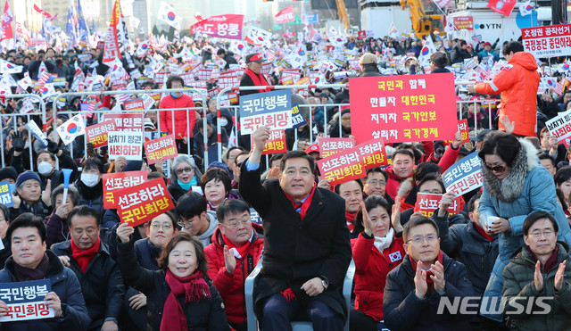 [서울=뉴시스] 장세영 기자 = 자유한국당 황교안 대표를 비롯한 심재철 원내대표와 참석자들이 3일 서울 종로구 세종문화회관 앞에서 열린 희망 대한민국 만들기 국민대회에 참석해 구호를 외치고 있다. 2020.01.03. photothink@newsis.com