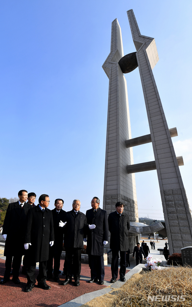 [광주=뉴시스] 신대희 기자 = 5·18민주화운동 진상규명조사위원회 위원들이 3일 오후 광주 북구 운정동 5·18 국립민주묘지에서 참배 뒤 묘역을 둘러보고 있다. 진상조사위는 특별법 시행 1년3개월만인 이날 출범을 공식 선언했다. 2020.01.03. sdhdream@newsis.com