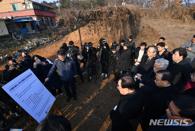 [광주=뉴시스] 신대희 기자 = 5·18민주화운동 진상규명조사위원회 위원들이 3일 오후 광주 북구 옛 광주교도소에서 법무부 관계자로부터 신원 미상 유골 발굴과 관련한 설명을 듣고 있다. 2020.01.03. sdhdream@newsis.com 