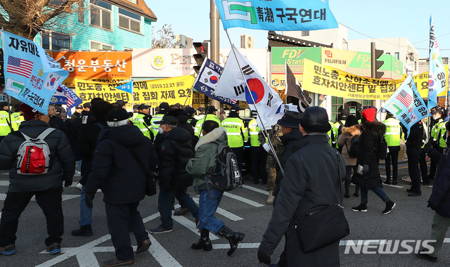 [서울=뉴시스]홍효식 기자 = 서울맹학교 학부모들과 지역주민들이 4일 오후 서울 종로구 경복궁역 인근에서 보수집회 참석자들이 행진하자 시각장애인의 학습권 및 주민 안정권 확보를 촉구하고 있다. 2020.01.04. yesphoto@newsis.com