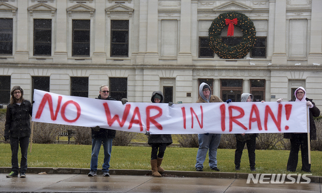 [포트웨인=AP/뉴시스]4일(현지시간) 미 인디애나주 포트웨인의 앨런 카운티 법원 앞에서 포트웨인 평화주의 운동가들이 전쟁 반대 시위를 벌이고 있다. 2020.01.05. 