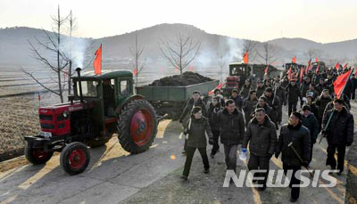 [서울=뉴시스] 북한 노동신문은 "강남군 영진협동조합에서"라는 사진을 공개하며 "농업전선은 정면돌파전의 주타격전방, 전 전선에서 새해농사차비에 진입 새해농사차비에 한사람같이 떨쳐 나섰다"고 5일 보도했다. (사진=노동신문 캡처) 2020.01.05. photo@newsis.com