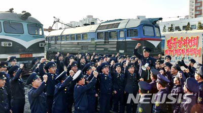 [서울=뉴시스] 북한 노동신문은 "평양기관차대에서"라는 사진을 공개하며 "당중앙위원회 제7기 제5차전원회의에서 제시된 전투적과업을 철저히 관철할 결의에 넘쳐있다"고 5일 보도했다. (사진=노동신문 캡처) 2020.01.05. photo@newsis.com