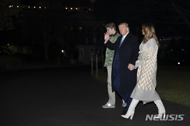 [워싱턴=AP/뉴시스]미 플로리다주에서의 휴가를 마치고 5일(현지시간) 백악관으로 돌아온 도널드 트럼프 미 대통령이 부인 멜라니아 여사 및 아들 배런 트럼프와 함께 백악관 정원을 지나가고 있다. 트럼프 대통령은 이날 이란이 미국을 공격할 경우 이란 문화 유적들에 공격을 가하는 것도 정당하다는 주장을 되풀이해 문화 유적에 대한 공격은 전쟁범죄에 해당한다는 법학자들의 의견을 일축했다. 2010.1.6