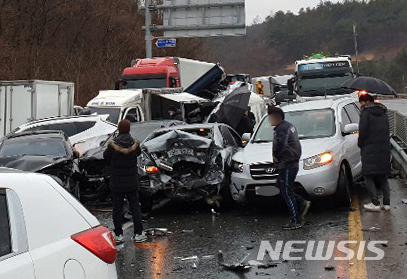 [합천=뉴시스]차용현 기자 = 6일 오전 경남 합천군 대양면 초계마을 인근 국도에서 블랙아이스가 원인으로 추정되는 사고가 발생해 차량 40여 대가 추돌했다. (사진=경남소방제공) 2020.01.06. photo@newsis.com